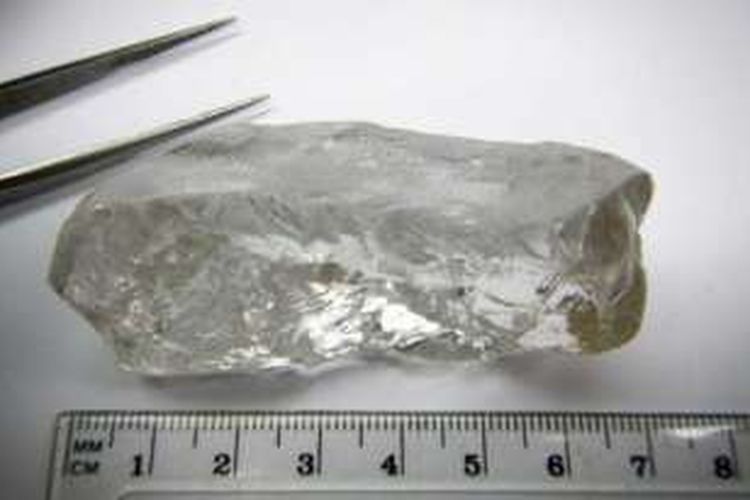 Inilah berlian berkadar 404 karat yang diyakini bisa mencapai harga 10 juta poundsterling. Berlian raksasa ini ditemukan di sebuah tambang di Angola.