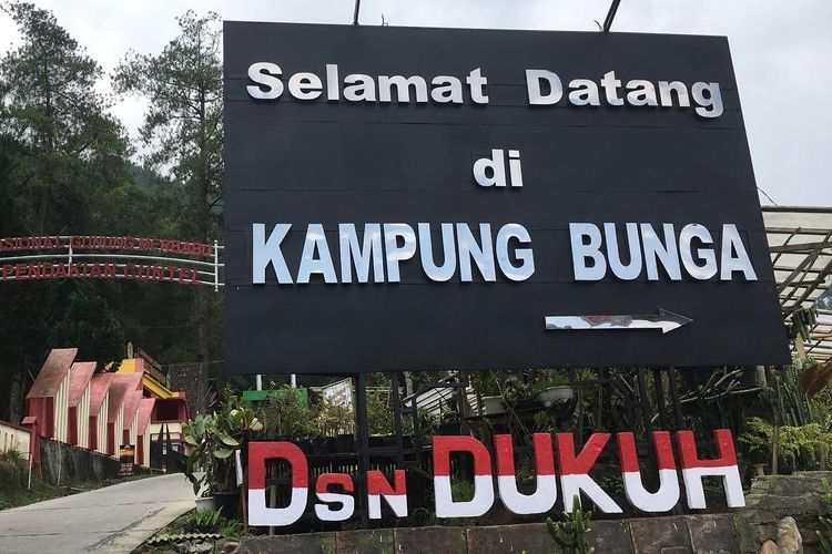 Papan ucapan selamat datang di Kampung Bunga yang tepat bersebelahan dengan gerbang Taman Nasional Gunung Merbabu Jalur Pendakian Cuntel, di Desa Kopeng, Kecamatan Getasan, Kabupaten Semarang, Jawa Tengah. Gambar diambil pada Rabu (18/5/2022).