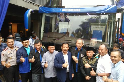 Ketika Tirai Penutup Bus Baru Persib Dibuka...