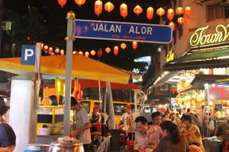 Jalan Alor, tempat wisata kuliner di Kuala Lumpur, Malaysia.