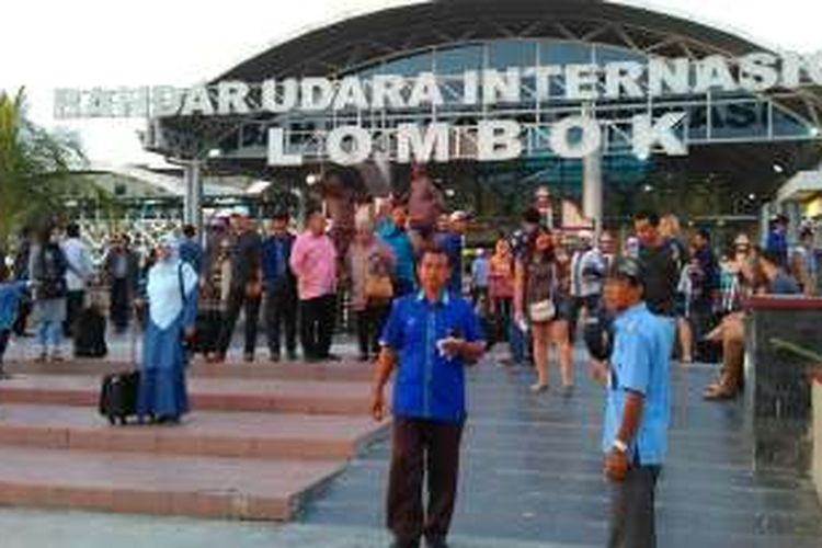 Rombongan DPRD Lombok Barat memilih menggunakan jalur laut dari pada menunggu dibuka kembalinya Bandara Internasional Lombok.