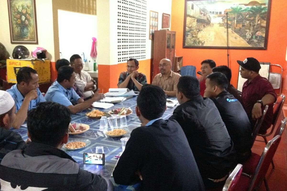 Suasana pertemuan 15 perwakilan karyawan PT Transjakarta di Kantor Forum Warga Kota Jakarta, Rabu (5/7/2017)