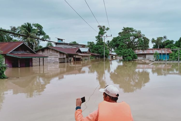 Petugas BPBD Nunukan sedang mengambil dokumentasi dan pemetaan di wilayah langganan banjir di perbatasan RI - Malaysia. Banjir kiriman terjadi kian intens, tahun 2022, banjir sudah terjadi 3 kali