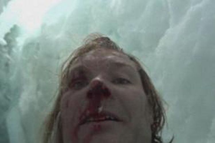 Seorang ilmuwan AS, John All jatuh ke dalam jurang es sedalam 20 meter di Himalaya. Setelah berhasil keluar dari jurang, dia meminta bantuan dengan menulis status di akun Facebook-nya.