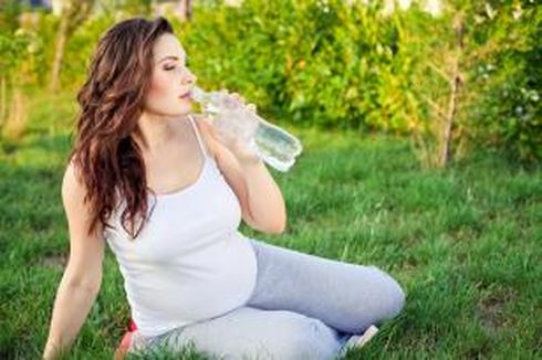 Hindari Dehidrasi, Ibu Hamil Perlu Minum Lebih Banyak