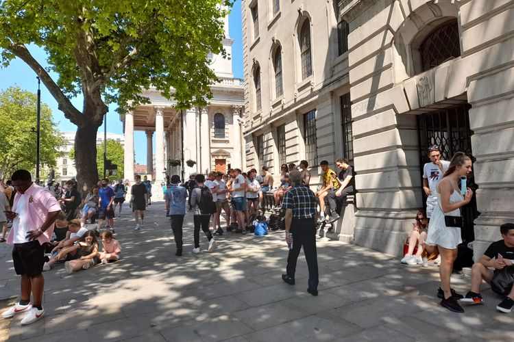 Sekelompok orang berkumpul di luar Fan Zone Euro 2020 di Trafalgar Square, London, Inggris, pada Minggu (13/6/2021).
