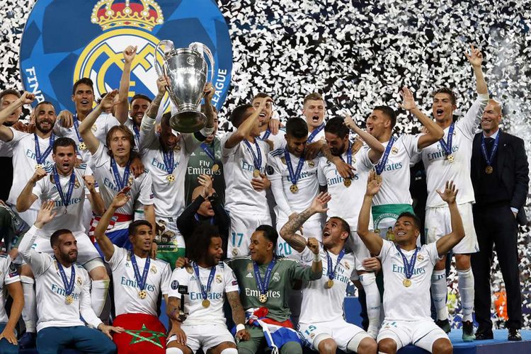 Pemain Real Madrid melakukan selebrasi dengan trofi juara usai mengungguli Liverpool dalam laga final Liga Champions 2018 di Stadion NSK Olimpiyskiy di Kiev, Ukraina, Sabtu (26/5/2018) waktu setempat. Real Madrid meraih gelar juara Liga Champions 2018 seusai menang 3-1 atas Liverpool.