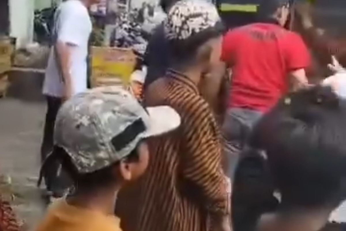 Karnaval di Mulyorejo, Kecamatan Sukun, Kota Malang, Jawa Timur, pada Minggu (13/7/2025), diwarnai dengan kericuhan karena sound horeg.