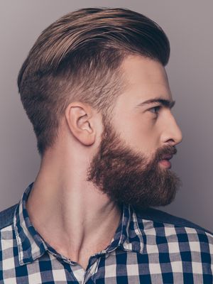 Model rambut pria comb over mengesankan penampilan yang sangat maskulin dan dapat disesuaikan dengan tekstur dan panjang rambut yang berbeda.
