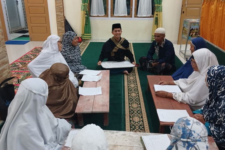 Zawir bersama jamaah saat belajar membaca Al-Quran