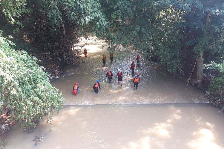 Petugas SAR gabungan , Selasa (16/4/2024), menyisir sungai untuk mencari seorang warga yang hilang usai diduga terseret air banjir di Perumahan Wilis Indah 2, Kecamatan Mojoroto, Kota Kediri, Jawa, Timur, Kamis (11/4/2024).