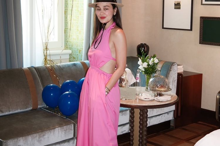 Bersulang di kota romantis, Luna Maya rayakan ulang tahun ke-42 di Roma dengan nuansa pink elegan. Intip 6 detail gaya fashionnya di sini.