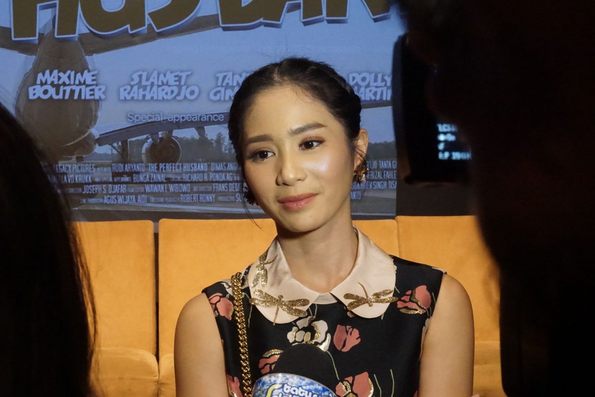 Artis peran Bunga Zainal saat diabadikan di gala premiere film The Perfect Husband di Plaza Senayan, Jakarta Pusat, Kamis (5/4/2018).