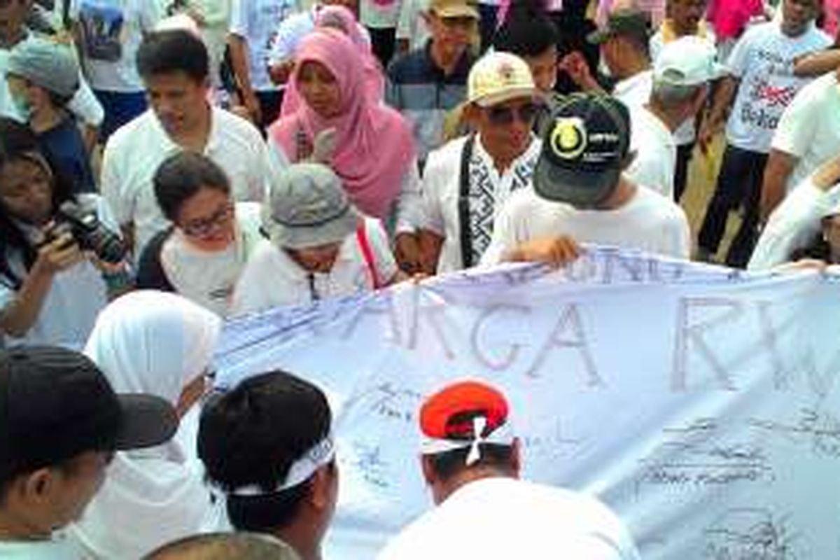 Sejumlah warga Perumahan Vila Nusa Indah 2, Desa Bojong Kulur, Kecamatan Gunung Putri, Kabupaten Bogor, melakukan deklarasi pindah wilayah ke Kota Bekasi dengan memberikan tanda tangan di sebuah spanduk, Minggu (22/5/2016)
