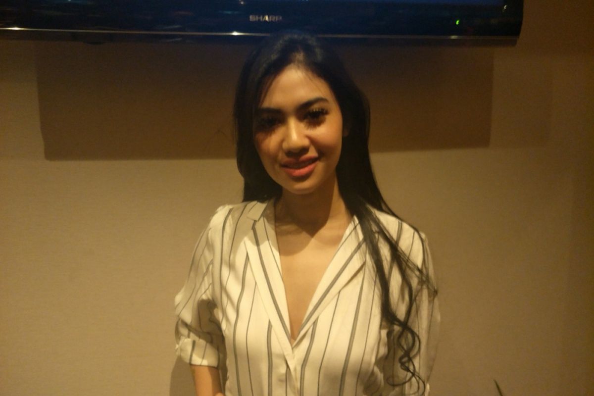 Della Wulan menghadiri gala premier film Jejak Cinta di XXI Epicentrum Walk, Jakarta Selatan, Minggu (2/9/2018).