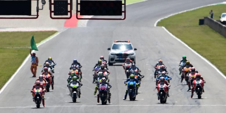 Para pebalap MotoGP melakukan start pada GP Italia di Sirkuit Mugello, Minggu (31/5/2015).