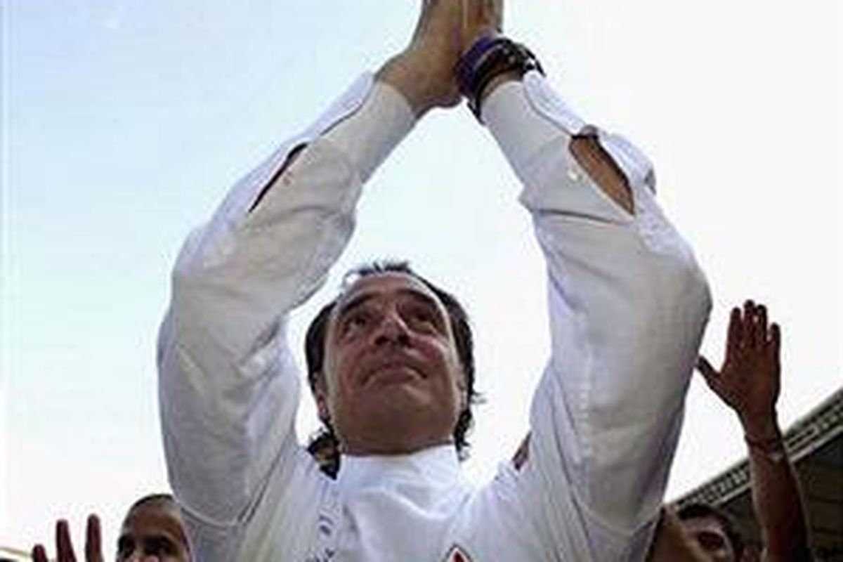 Pelatih Fiorentina, Cesare Prandelli, menjawab aplaus suporter Juventus, kala dia membawa timnya bertandang ke klub tersebut, Minggu (2/3).