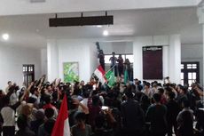Massa HMI Duduki Gedung DPRD Kota Malang Protes Maraknya Kasus Korupsi
