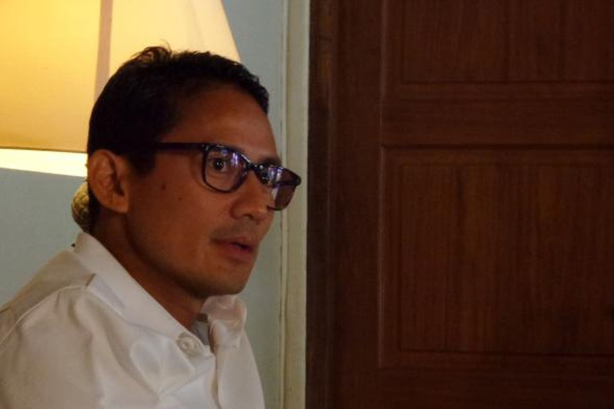 Calon wakil gubernur DKI Jakarta nomor pemilihan tiga, Sandiaga Uno, saat berada di kediaman Ketua Umum Partai Gerindra Prabowo Subianto di Bojong Koneng, Kabupaten Bogor, Minggu (22/1/2017).