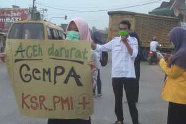 Mahasiswa Unsri Indralaya dari Unit PMI Unsri melakukan penggalangan dana untuk korban gempa Aceh di tugu Pahlawan Simpang Timbangan Indralaya