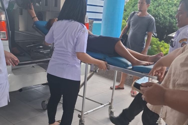 Petugas medis mengevakuasi siswa SMP Negeri 1 Laguboti, Toba,  karena diduga keracunan makan MBG, Rabu (15/10/2025)