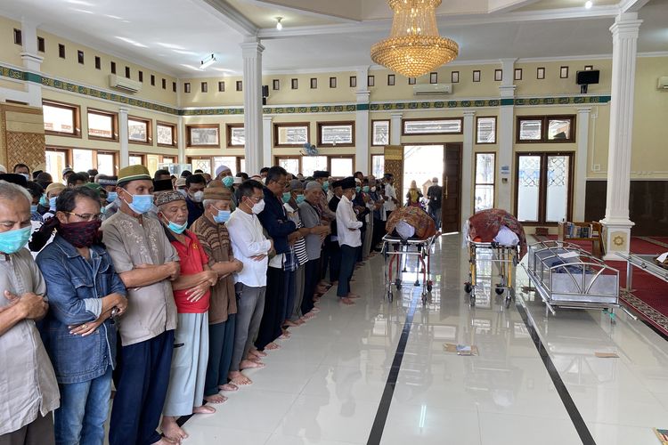 Jenazah 5 korban yang tewas terkubur di Indramayu saat disalatkan di Masjid Madania, Desa/Kecamatan Sindang, Kabupaten Indramayu, Jawa Barat, Rabu (3/9/2025)