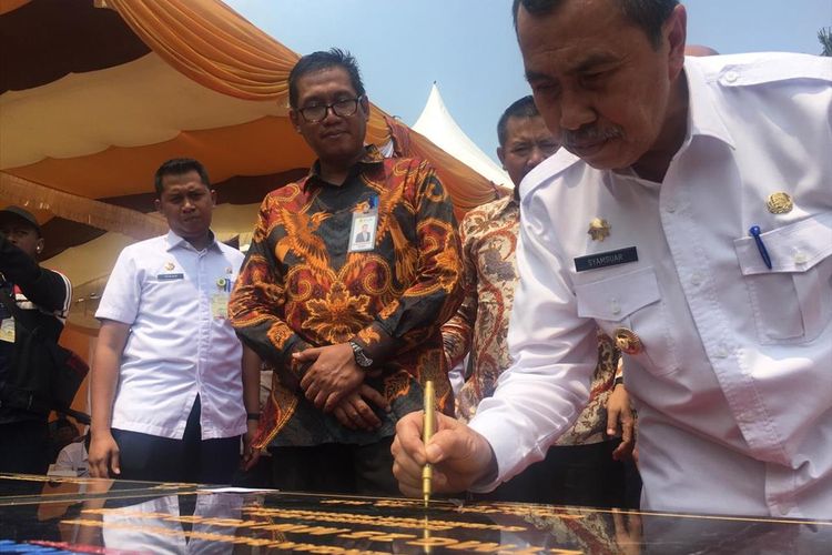 Gubernur Riau, Syamsuar meresmikan PLTMG di Kecamatan Koto Gasib, Kabupaten Siak, Riau, Rabu (31/7/2019).