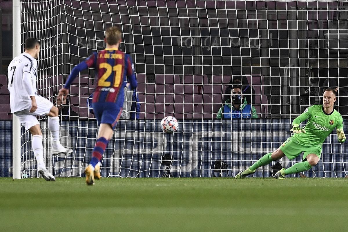 Penyerang Juventus Cristiano Ronaldo (kiri) mencetak gol penalti dalam pertandingan Grup G Liga Champions antara Barcelona vs Juventus di Stadion Camp Nou di Barcelona pada 8 Desember 2020.