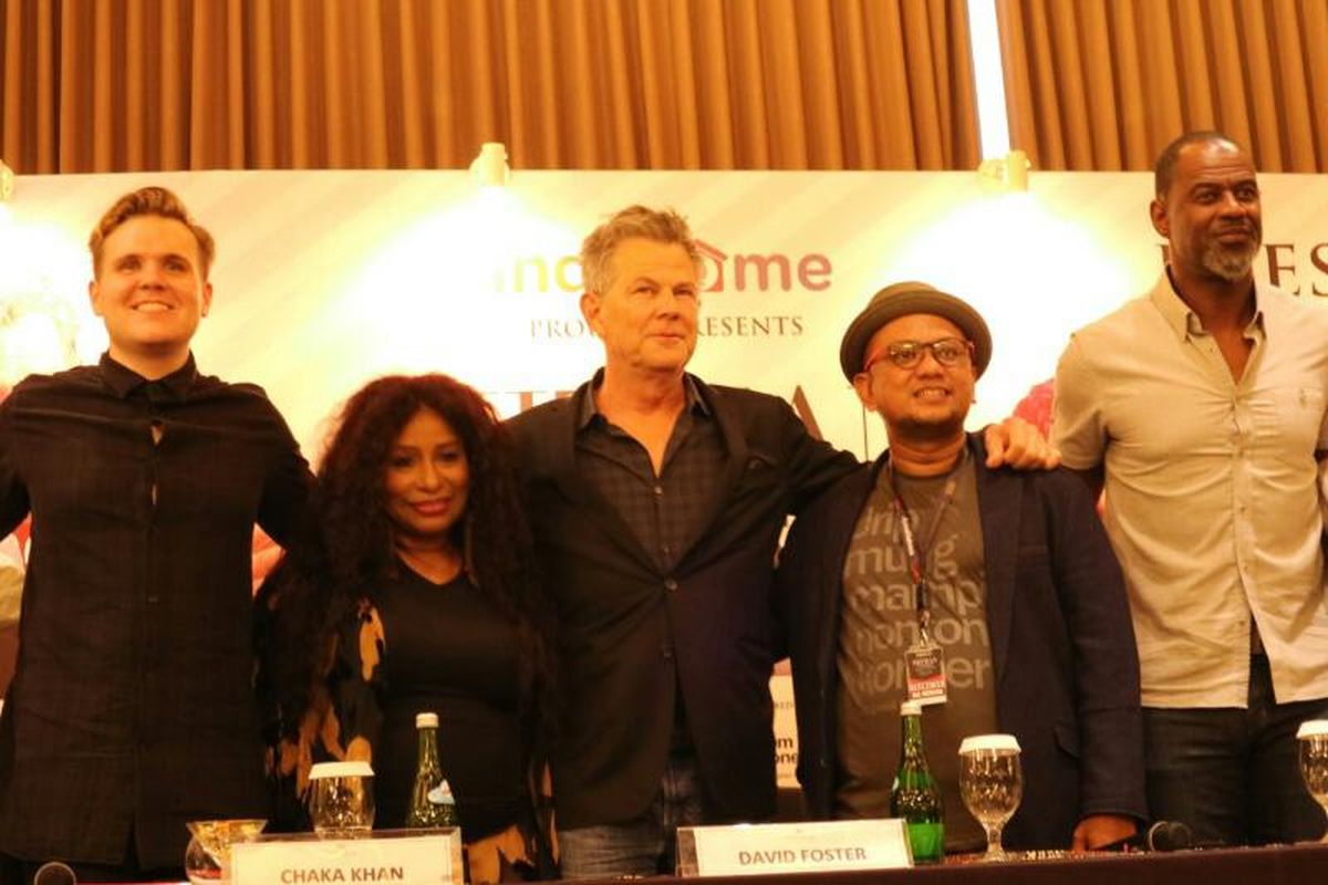 Dari kiri ke kanan: Salah satu personel boyband Thirdstory bersama Chaka Khan, David Foster, Anas Syahrul Alimi, dan Brian McKnight usai jumpa pers Hitman David Foster and Friend Live in Concert di Hotel Tentrem, Yogyakarta, Rabu (5/4/2017).