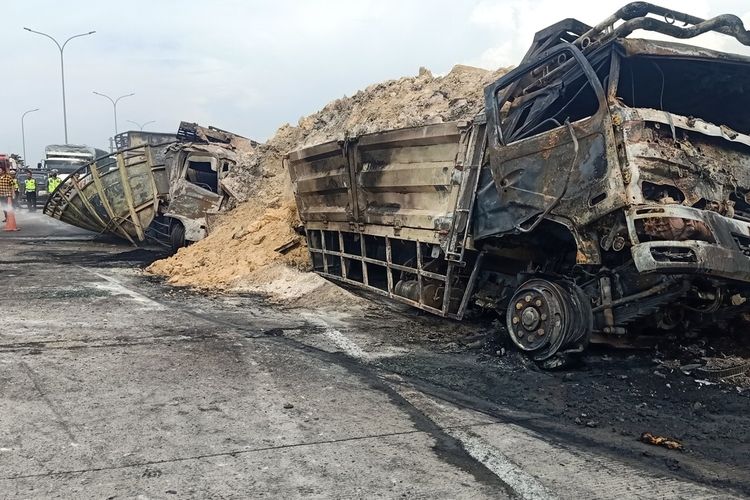 Bangkai Truk kecelakaan maut usai terbakar hebat di Tol Pemalang-Batang
