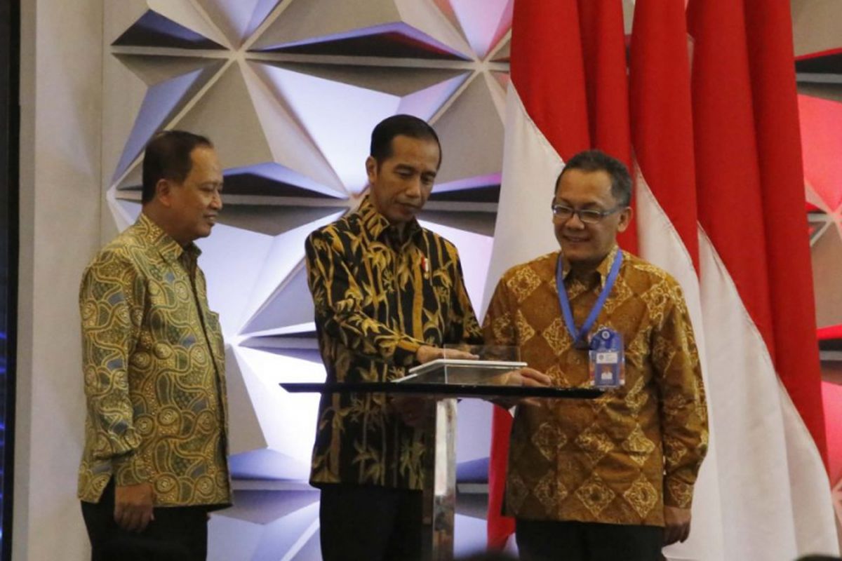 Presiden Joko Widodo, Menristekdikti Mohamad Nasir dan Ketua LIPI Laksana Tri Handoko dalam ajang ISE 2018.