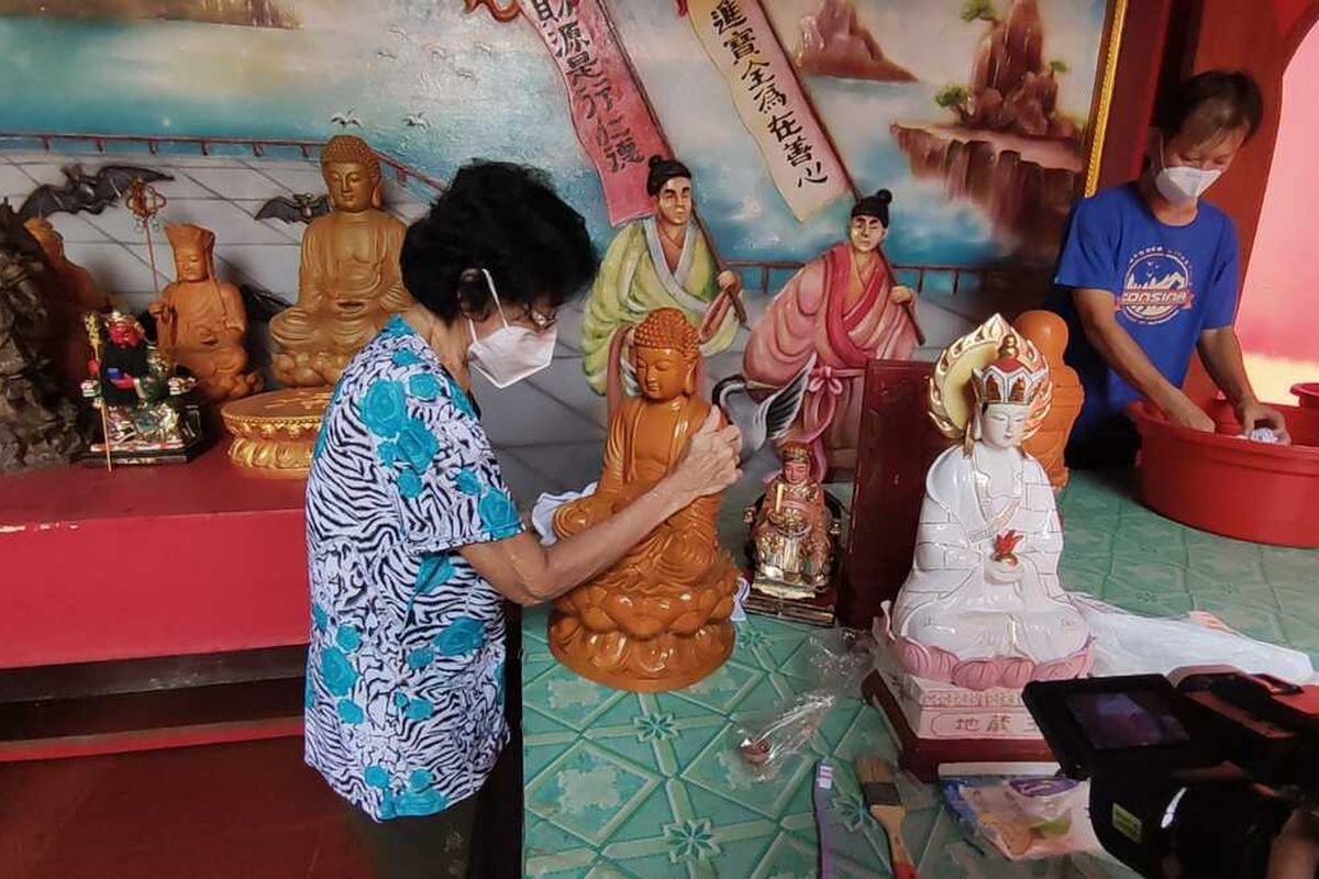 Umat Konghucu membersihkan patung di Klenteng Boen Tek Bio Banyumas, Jawa Tengah, Rabu (26/1/2022).