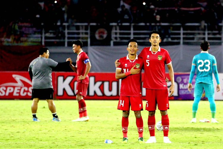 Pemain Timnas Indonesia Robi Darwis dan Kakang Rudianto nyanyi bersama seusai pertandingan Kualifikasi Piala Asia U20 2023 melawan Vietnam yang berakhir dengan skor 3-2 di Stadion Gelora Bung Tomo Surabaya, Minggu (18/9/2022) malam.
