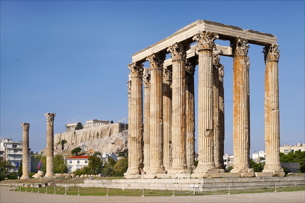 Temple of Olympian Zeuz, salah satu peninggalan Peradaban Yunani Kuno.
