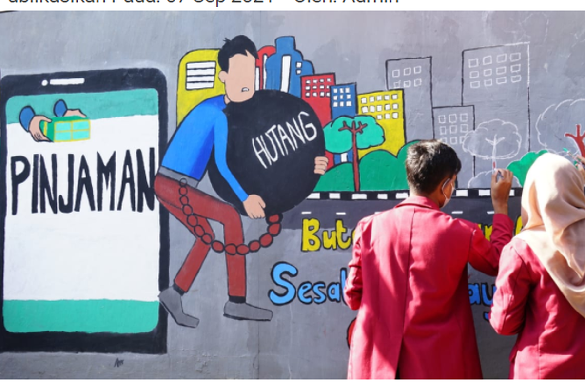 Mahasiswa Universitas Muhammadiyah Surabaya memberikan edukasi kepada masyarakat tentang bahaya pinjaman online (pinjol) ilegal melalui media mural.