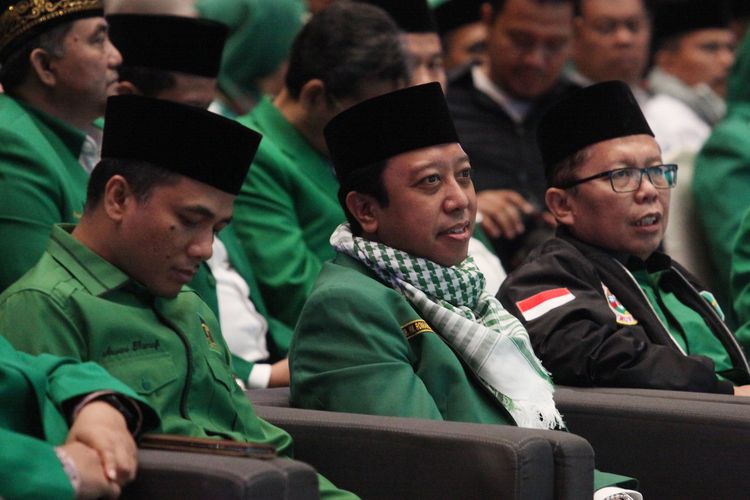 Ketua Umum Partai Persatuan Pembangunan (PPP) Romahurmuziy (kedua kiri) didampingi Sekjen Arsul Sani (kanan) menghadiri acara pembukaan Rapimnas IV dan Workshop Nasional PPP di Jakarta, Selasa (26/2/2019). Rapimnas tersebut membahas pematangan strategi pemenangan Pemilu legislatif dan workshop serta bimbingan teknis kepada anggota DPRD se-Indonesia untuk memenangkan Pemilu serentak 2019 17 April mendatang.  *** Local Caption ***   