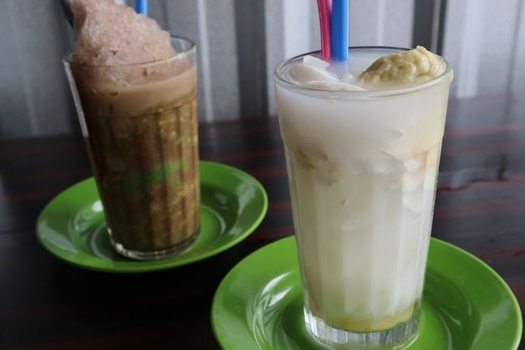 Es kelapa dengan toping durian dan es alpukat kocok di Depot Es mendunia yogyakarta.