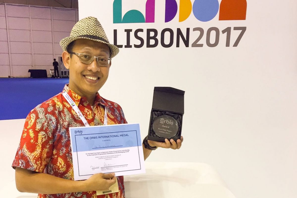 Doni Widyandana saat mendapat penghargaan dari ESCRS untuk penelitian Penyakit Mata Anak di Bantul, Yogyakarta.