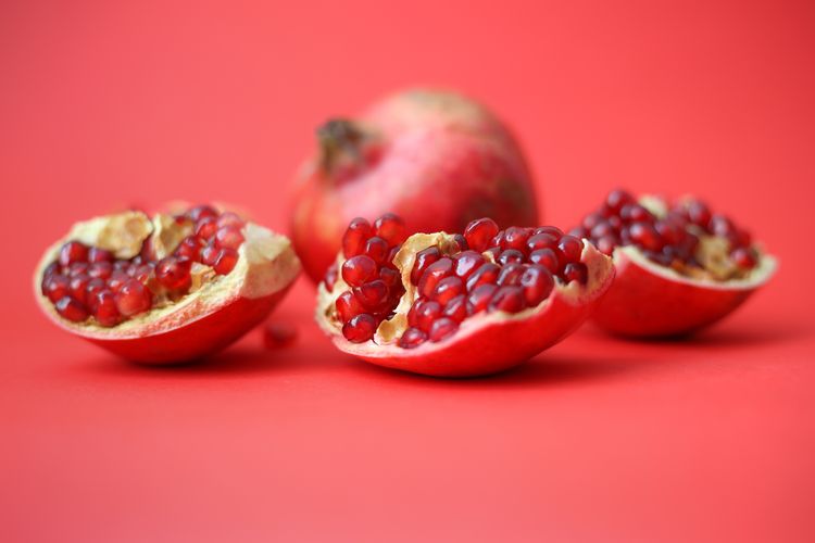 Ilustrasi buah delima, salah satu makanan yang dapat mencegah penuaan dini