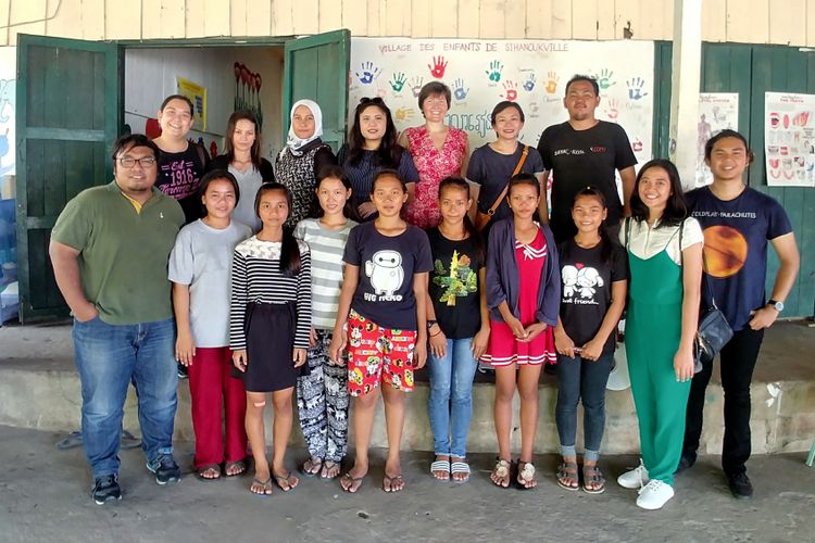 Kami rombongan jurnalis penumpang Crystal Serenity bersama anak-anak salah satu panti asuhan di Kamboja.
