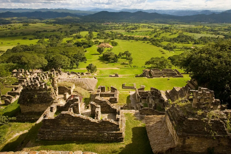Reruntuhan peradaban suku Maya di Chiapas, Meksiko. Lokasi ditemukannya abu kremasi manusia yang disebut merupakan abu penguasa Suku Maya yang kemudian dibuat bola karet dalam permainan Suku Maya.
