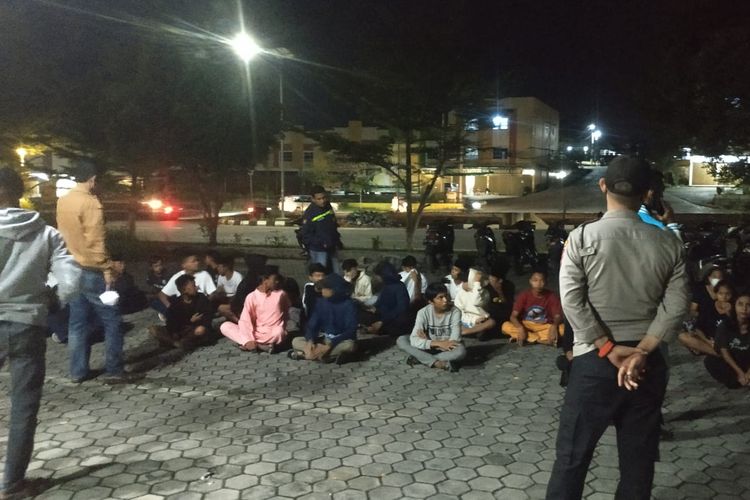 Polisi amankan puluhan remaja yang terlibat perang sarung, Jumat (9/4/2022) malam.