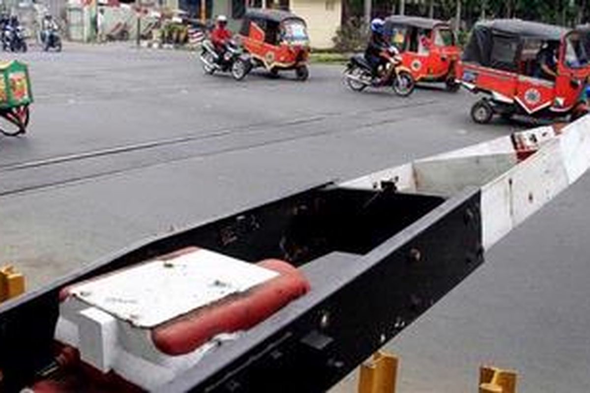 Pengguna jalan nekat melintas meski pintu perlintasan Kereta Api menutup Jalan Garuda, Kemayoran, Senin (28/6/2010). Kurangnya kesadaran berlalu-lintas bisa mengakibatkan kesemrawutan dan kecelakaan yang berujung pada jatuhnya korban jiwa. 