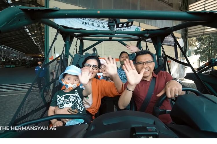 Keluarga Anang Hermansyah tengah mencoba kendaraan taktis militer buatan PT Pindad yang bernama Maung.