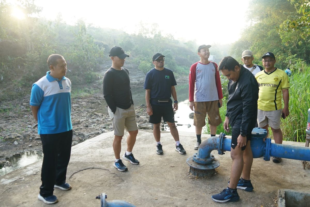 Bupati Gunungkidul Sunaryanta (topi hitam, kaos lengan panjang) melihat sumber air bersama tim PDAM Tirta Handayani di Karangtengah, Wonosari. Rabu (31/7/2024)