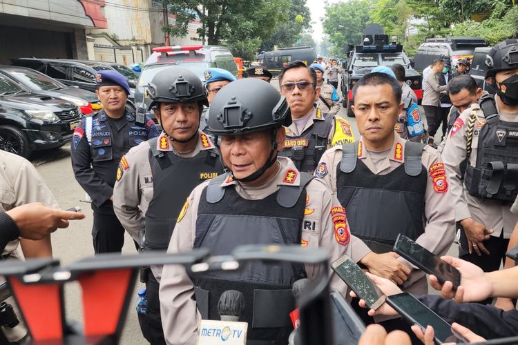 Kapolda Jabar Irjen Pol Suntana saat memberikan keterangan kepada media terkait insiden bom bunuh diri di Mapolsek Astanaanyar, Kota Bandung, Jawa Barat, Rabu (7/12/2022).