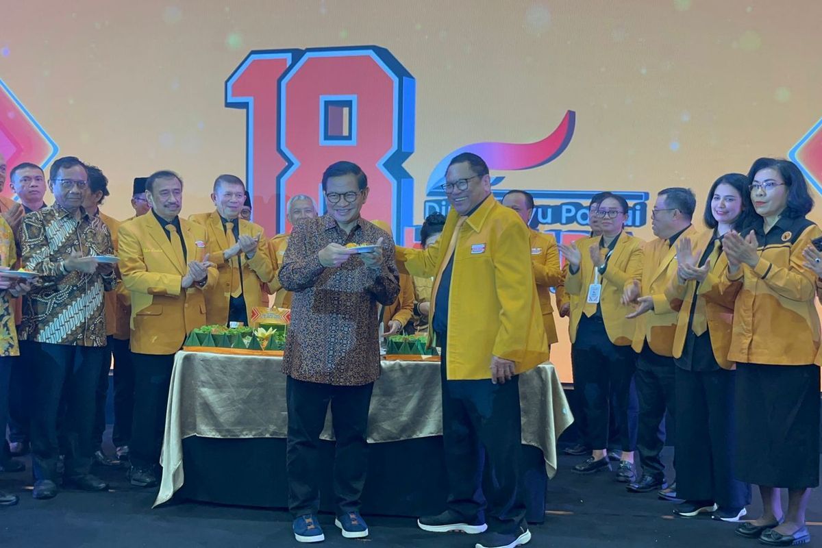 Hadiri HUT ke-18 Partai Hanura, Pramono Dapat Hadiah Tumpeng