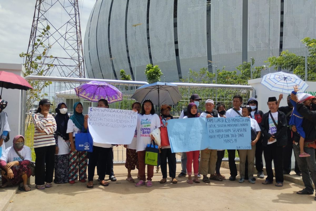 Situasi aksi demontrasi oleh warga Kampung Susun Bayam di depan Kampung Susun Bayam, Tanjung Priok, Jakarta Utara, Senin (21/11/2022)