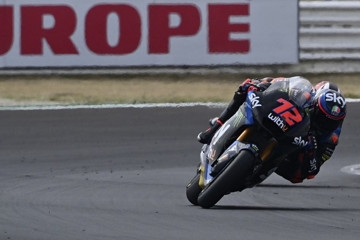 Marco Bezzecchi saat berlaga di MotoGP Misano. (Photo by ANDREAS SOLARO / AFP)