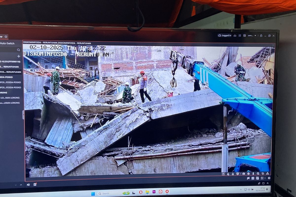 Proses pencarian korban runtuhan Ponpes Al Khoziny Sidoarjo menggunakan crane, Kamis (2/10/2025).